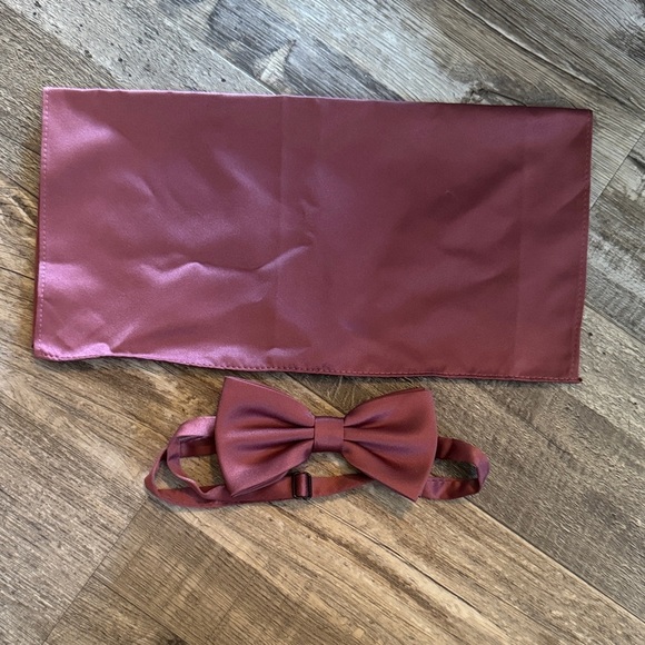 Elegant Burgundy Bow Tie and Pocket Square Set - Picture 1 of 4